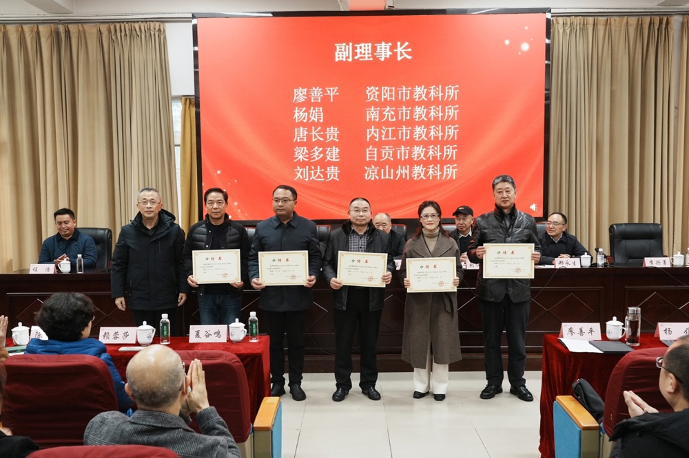 图片包含 室内, 人, 桌子, 房间

描述已自动生成