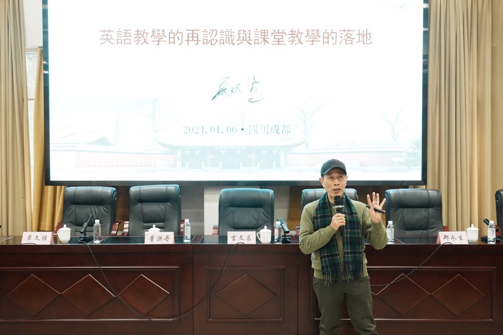 图片包含 室内, 窗户, 站, 桌子

描述已自动生成