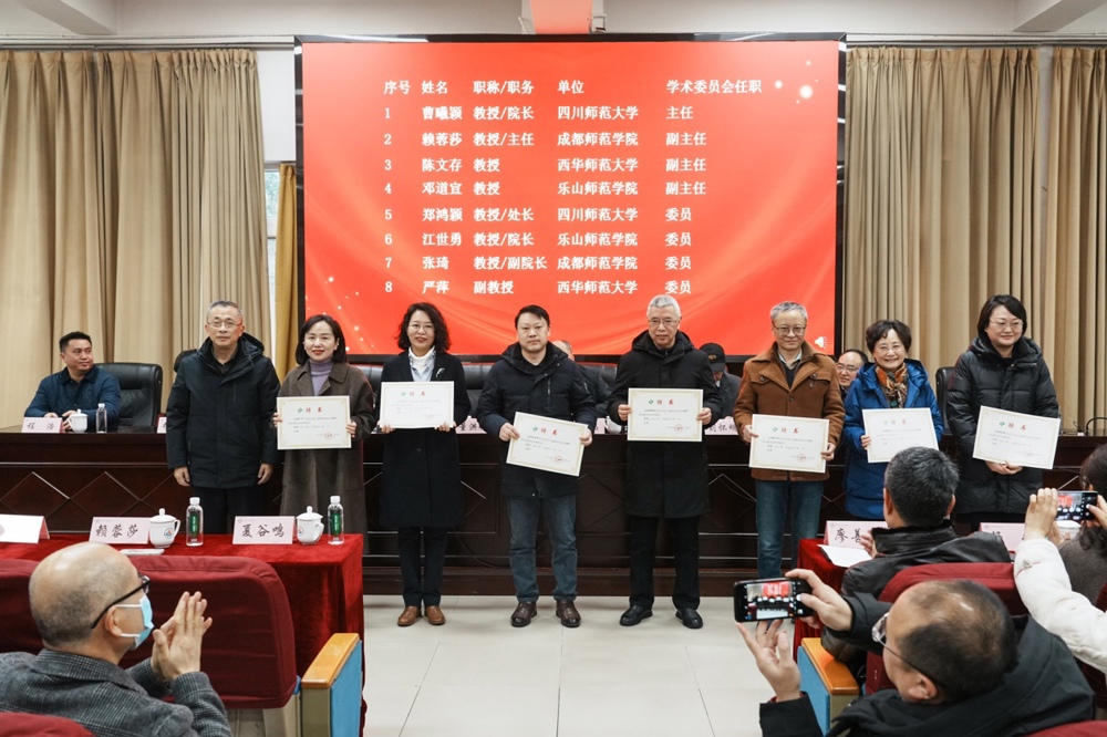 会议室里的人们

描述已自动生成