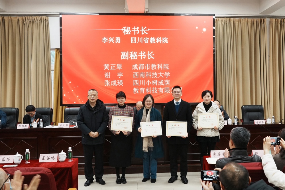 一群人在台上表演的人倒一边的照片

低可信度描述已自动生成