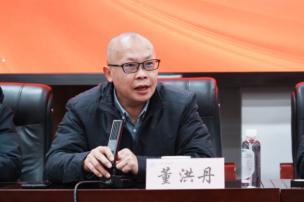 男人看着屏幕

描述已自动生成