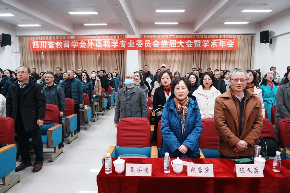 一群人站在室内

中度可信度描述已自动生成