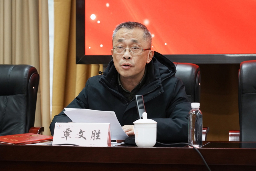 桌子前坐着的人

中度可信度描述已自动生成