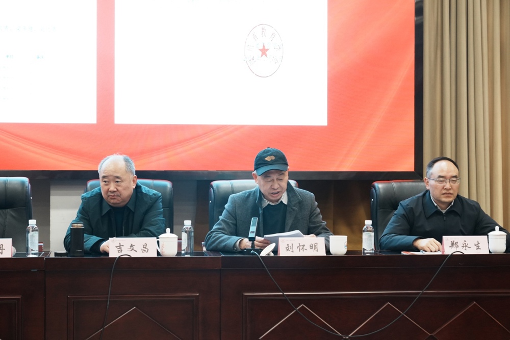 图片包含 人, 室内, 桌子, 男人

描述已自动生成